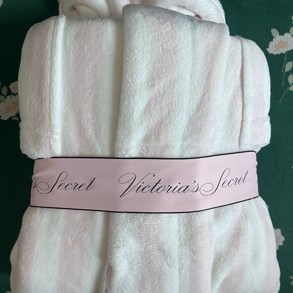 Victoria's VICTORIA Secret soft PINK STRIPE Short COZY Velour ROBE XS/S NWT - Picture 2 of 3